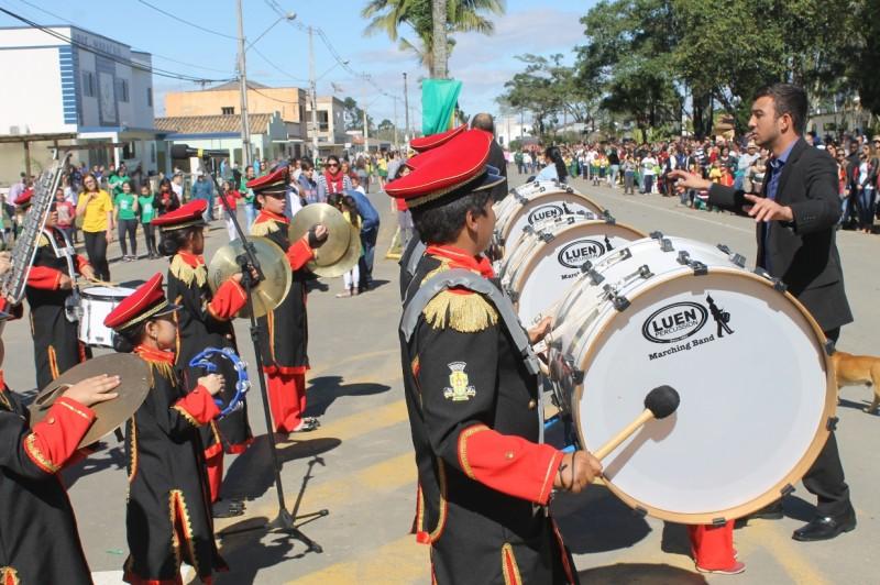 Desfile cívico em Maracajá reúne 25 instituições