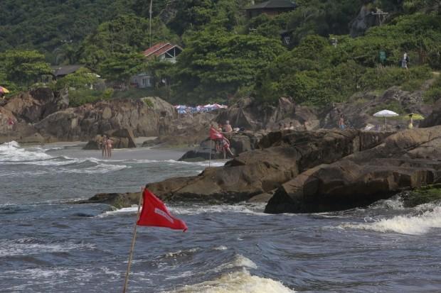 Cores de bandeiras na praia orientam sobre os riscos no mar