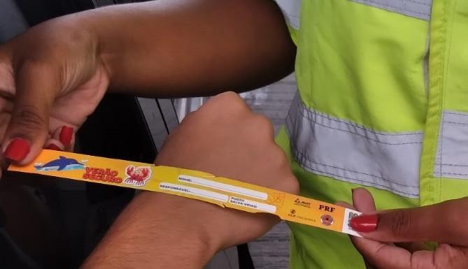 BR-101: CCR ViaCosteira distribui pulseirinhas de identificação de crianças