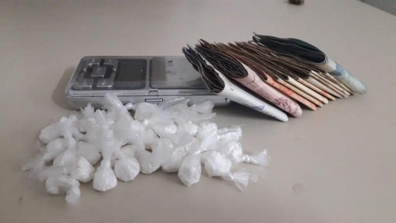 Adolescente apreendida por envolvimento com o tráfico de drogas