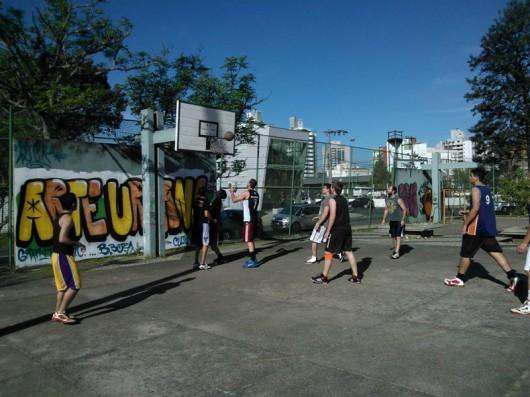 Basquete de rua ganha espaço no Parque das Nações 