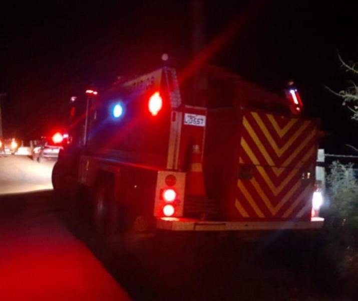 Veículo de propriedade de ferro velho é atingido por incêndio; carro tem placas de Criciúma