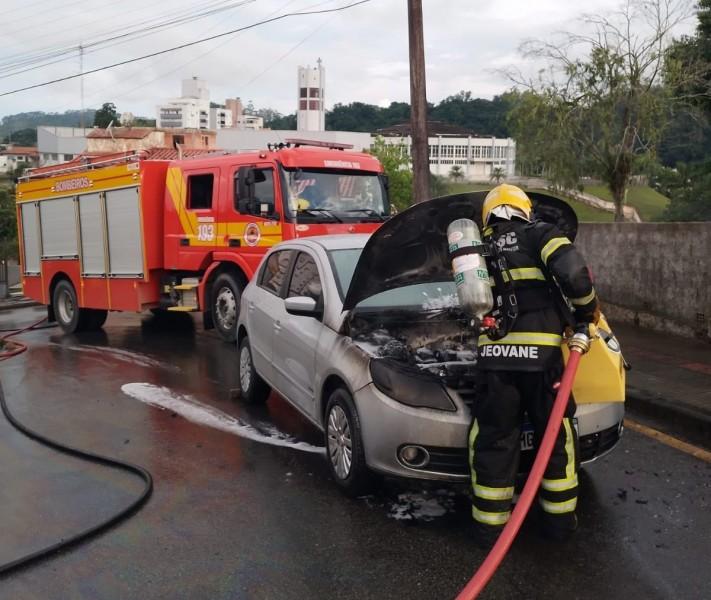 Incêndio atinge carro no meio da rua em Lauro Müller
