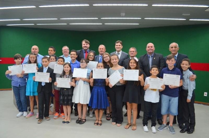 Vereadores mirins são empossados e escolhem mesa diretora para 2019