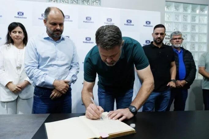 Prefeito de Tubarão se afasta para missão internacional e cargo é assumido interinamente