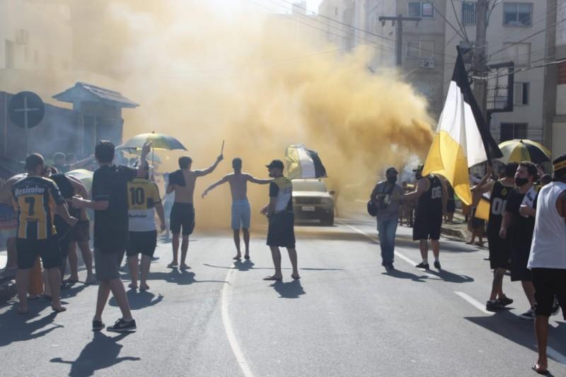 Torcida carvoeira prepara recepção para elenco antes da partida contra o Joinville