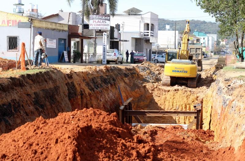 Prefeitura de Criciúma avança com obras de drenagem do sistema binário da avenida Santos Dumont