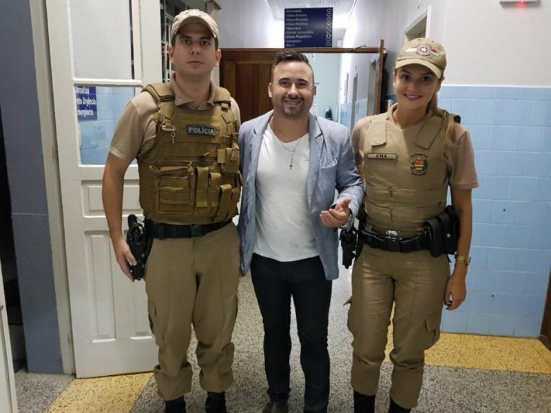 Jovem com a mão presa sob o carro é salvo pela PM