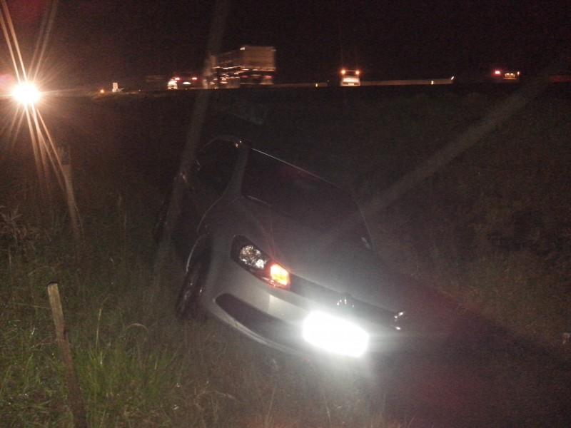 Motorista perde controle da direção e sai da pista na BR-101 