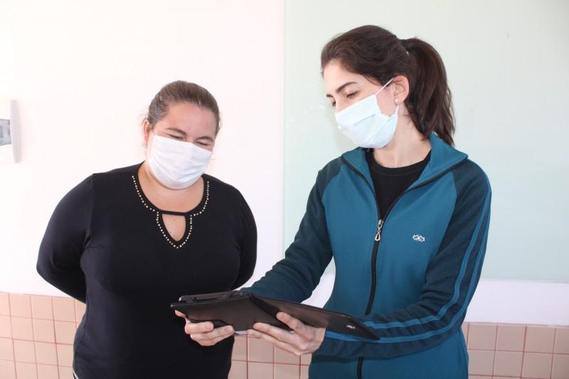 Famílias de Maracajá recebem tablets para tarefas pedagógicas de alunos