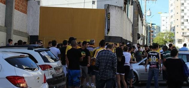 Forte protesto também na chegada ao Heriberto Hülse