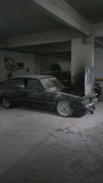 Veículo pega fogo em garagem de prédio em Araranguá