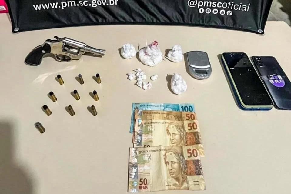 Homem tenta fugir pulando muros, mas acaba flagrado com arma carregada