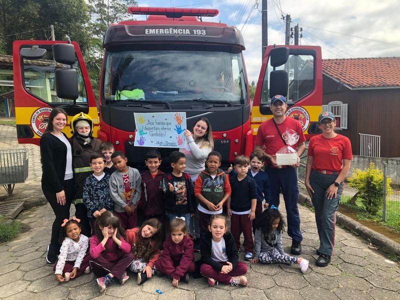 Crianças da Educação Infantil recebem visita do Corpo de Bombeiros, em Urussanga
