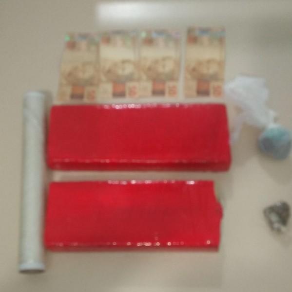 Polícia Militar de Tubarão apreende 2 kg de maconha e prende casal por tráfico 