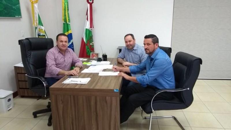 Prefeitura recebe valor economizado pela Câmara de Vereadores
