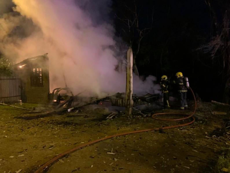Residência de madeira é destruída por incêndio em Tubarão 