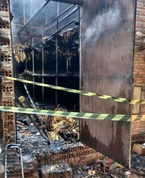 Incêndio destrói estufa de fumo em Morro da Fumaça
