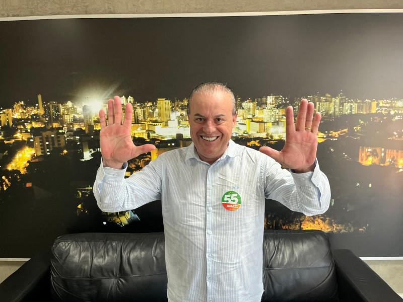 Com 12.907 votos, Neguinho é reeleito prefeito de Forquilhinha 
