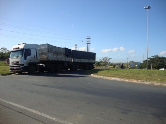 Caminhão quase tomba na SC-444 em Içara