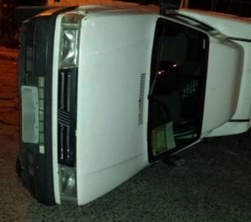 Após colisão, carro tomba na região central de Criciúma