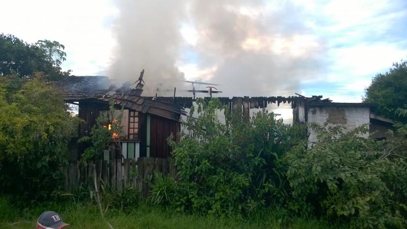 Casa é destruída pelo fogo