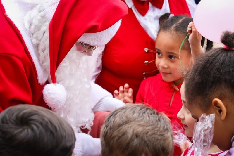Chegada do Papai Noel com apresentações musicais no Criciúma Shopping