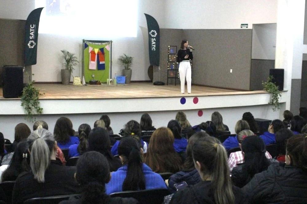 Colégio Satc promove palestra gratuita sobre valorização da infância