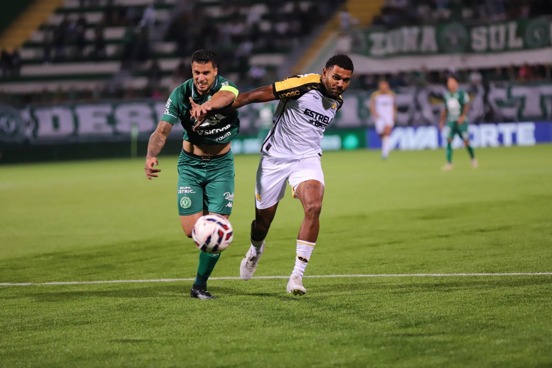 Criciúma é derrotado em Chapecó e chega ao terceiro jogo sem vitória na Série B