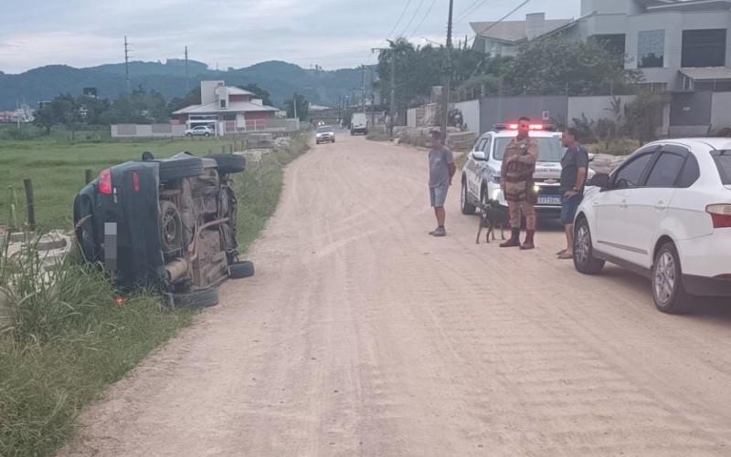 Motorista perde controle do volante e capota veículo em Tubarão