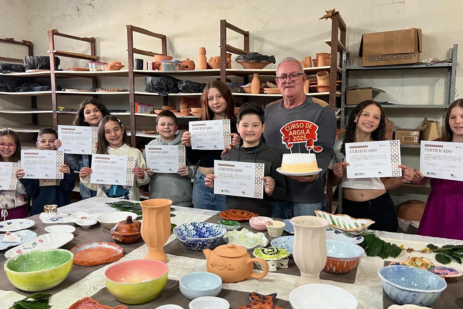 Curso resgata tradição da cerâmica e forma nova geração de pequenos artistas