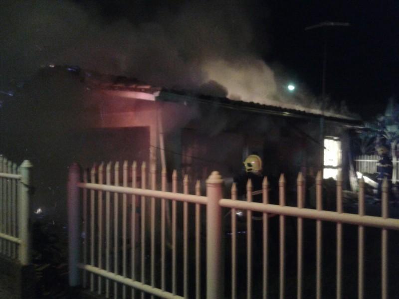 Fogo destrói casa no Balneário Rincão