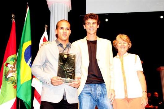 Roni recebe seu quarto prêmio em 2011