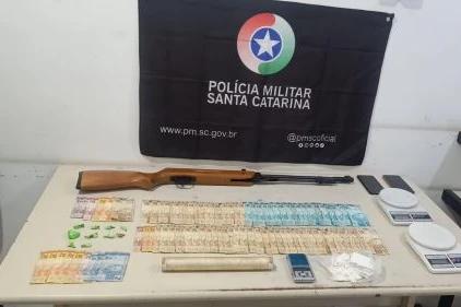 Após denúncia, duas pessoas são presas com drogas e espingarda adulterada