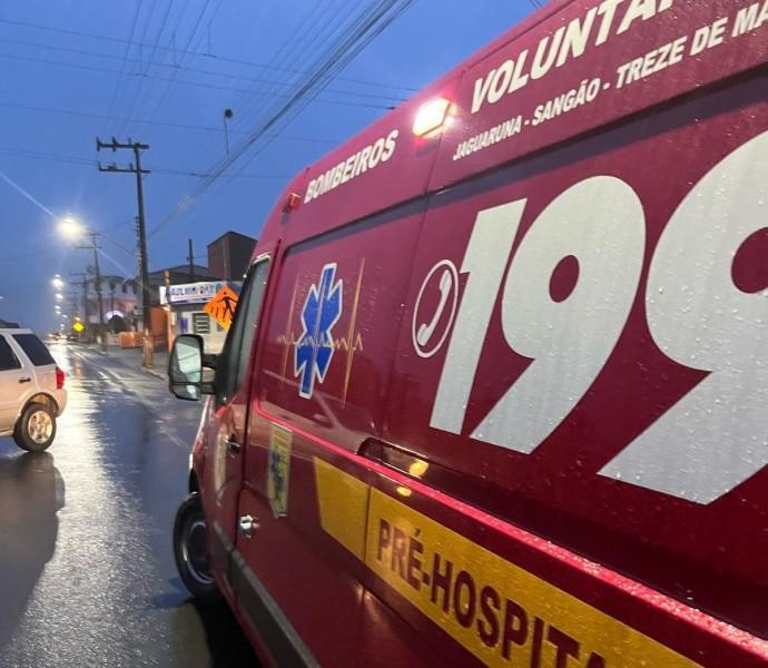 Idosa é encaminhada ao hospital após ser atropelada no Centro de Jaguaruna