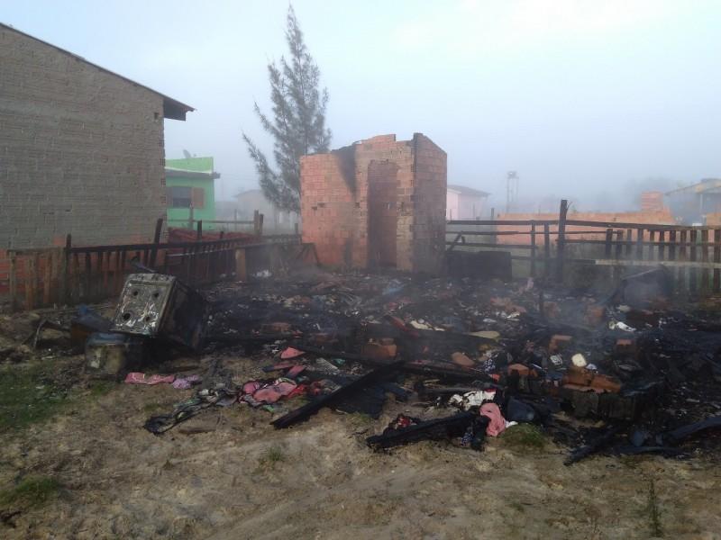 Fogo destrói casa em Balneário Gaitova