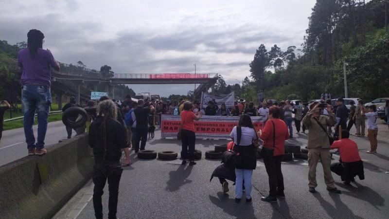 Em protesto contra o PL 490, indígenas bloqueiam BR-101 no Morro dos Cavalos