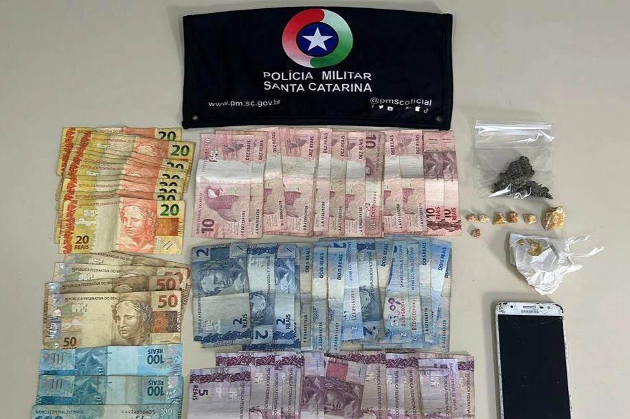 Flagrado com drogas pela PM, homem é preso por tráfico em Orleans