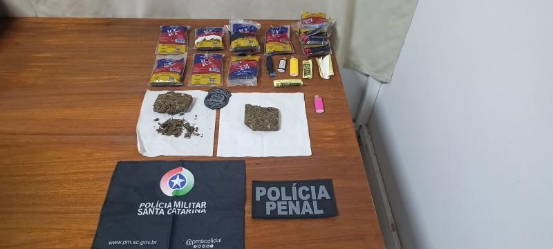 Drogas e objetos são encontrados em ônibus que transporta detentos para serviço externo