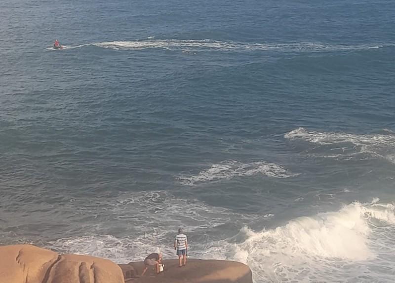 Pescador é arrastado por onda no costão da Praia do Gi