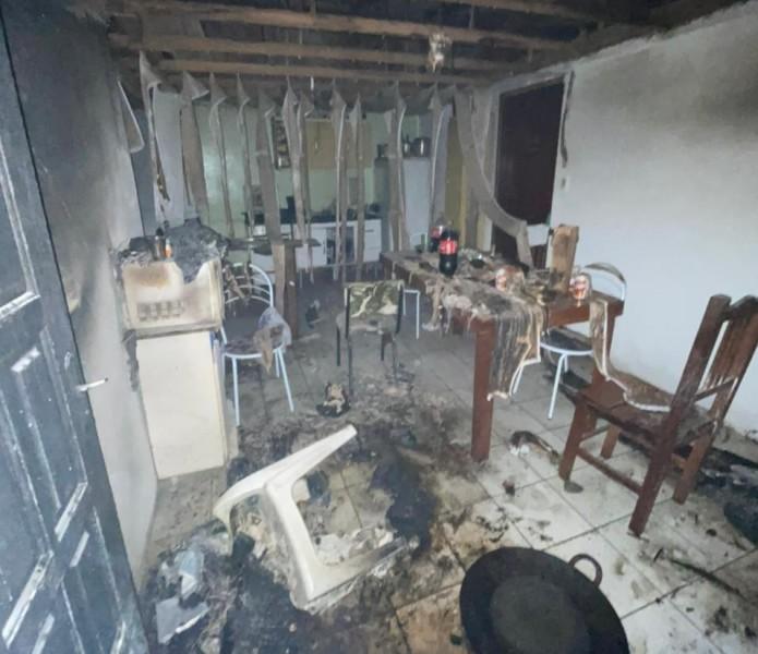 Imbituba: casa pega fogo e oito pessoas são socorridas com intoxicação