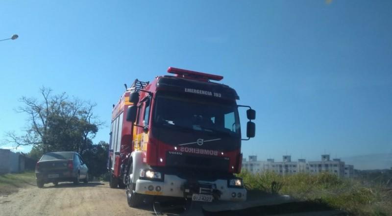 Bombeiros combatem incêndio em vegetação três vezes no mesmo lugar