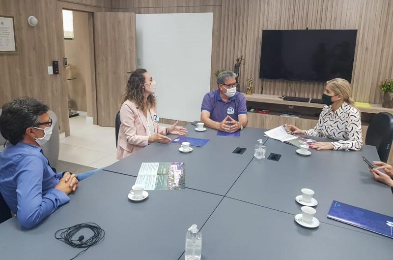 Eleição em Nova Veneza: Ênio e Ângela apresentam projetos para reitora da Unesc