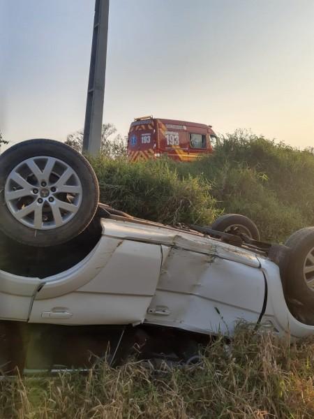 Motorista capota veículo e acaba hospitalizado em Tubarão 