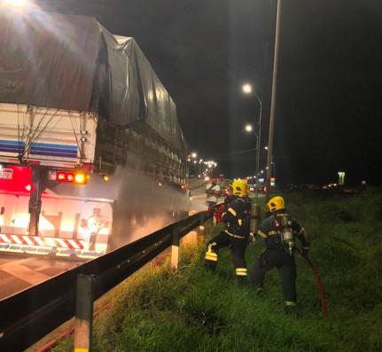 Bombeiros combatem incêndio em caminhão carregado com madeira na BR-101 em Imbituba