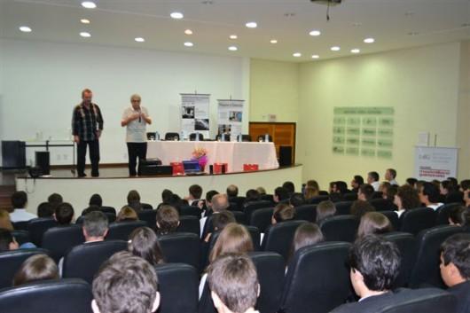 Escritores renomados da área química ministram palestra no CMG