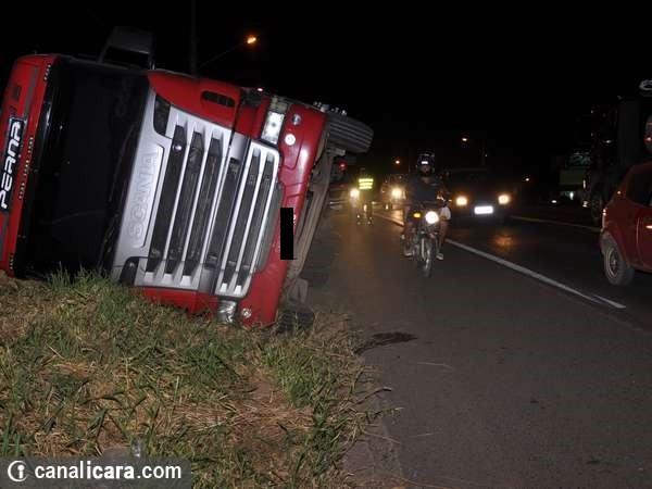 Atenção motoristas: carreta tombada na SC-445