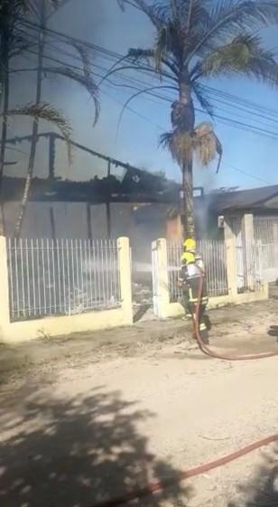 Residência é consumida por incêndio; bombeiros confirmam um óbito