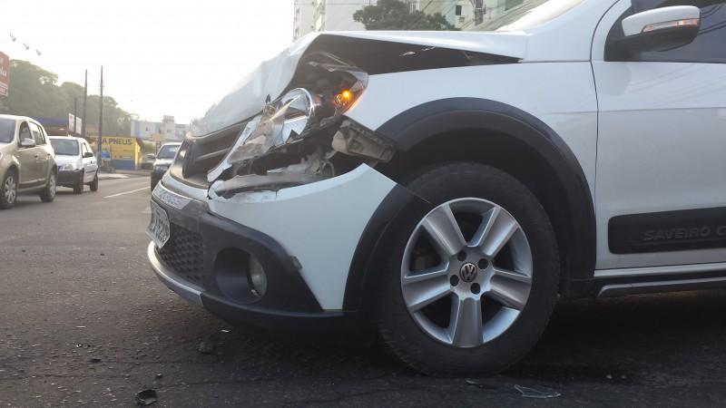 Colisão lateral na rua Álvaro Catão deixa trânsito lento no local