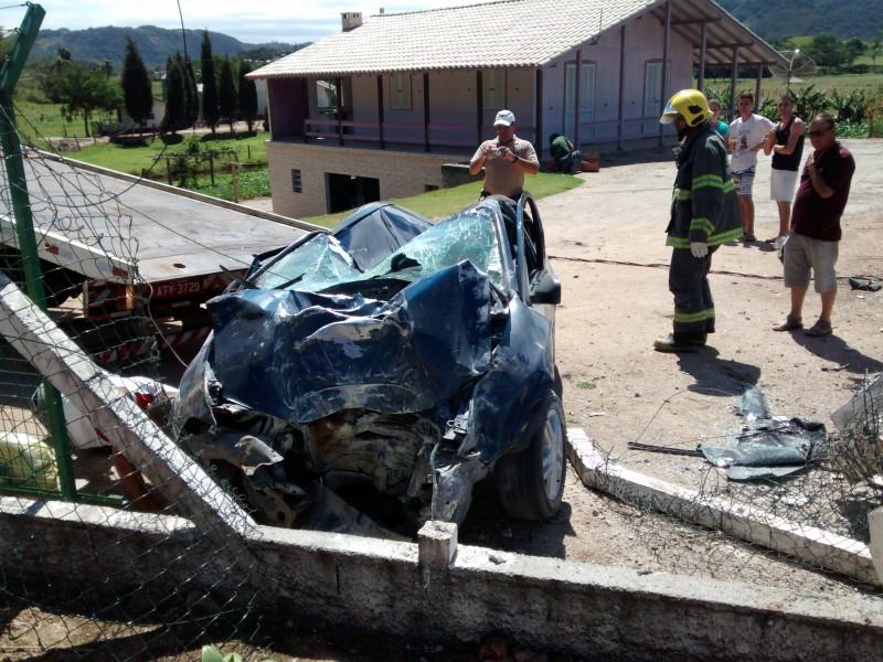 Jovem com 19 anos fica em estado grave ao colidir em poste